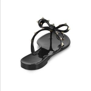 VALENTINO
Valentino Garavani Rockstud flip flops